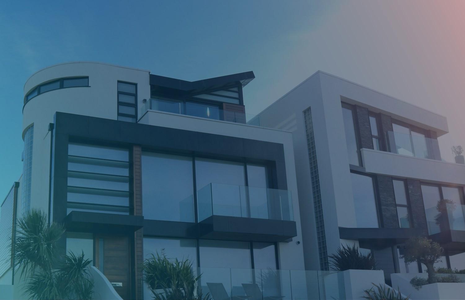 Ein modernes Haus, das Smart Home bzw. IoT (Internet of Things) repräsentiert.