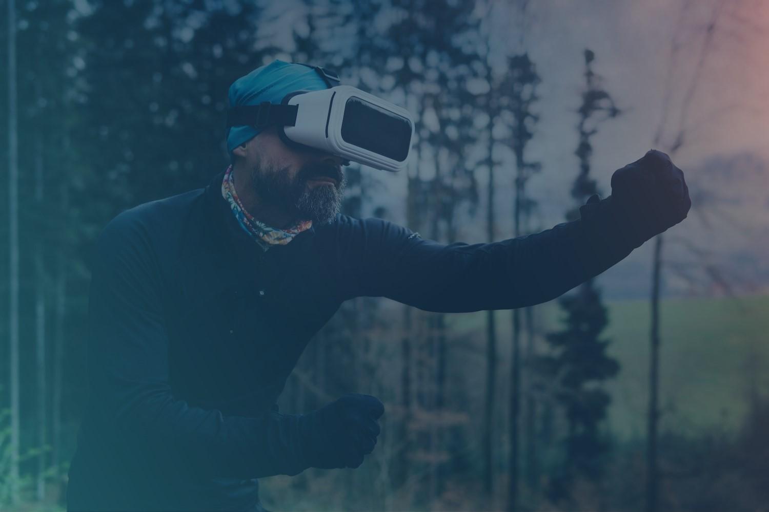 Ein User mit einer VR-Brille im Wald.